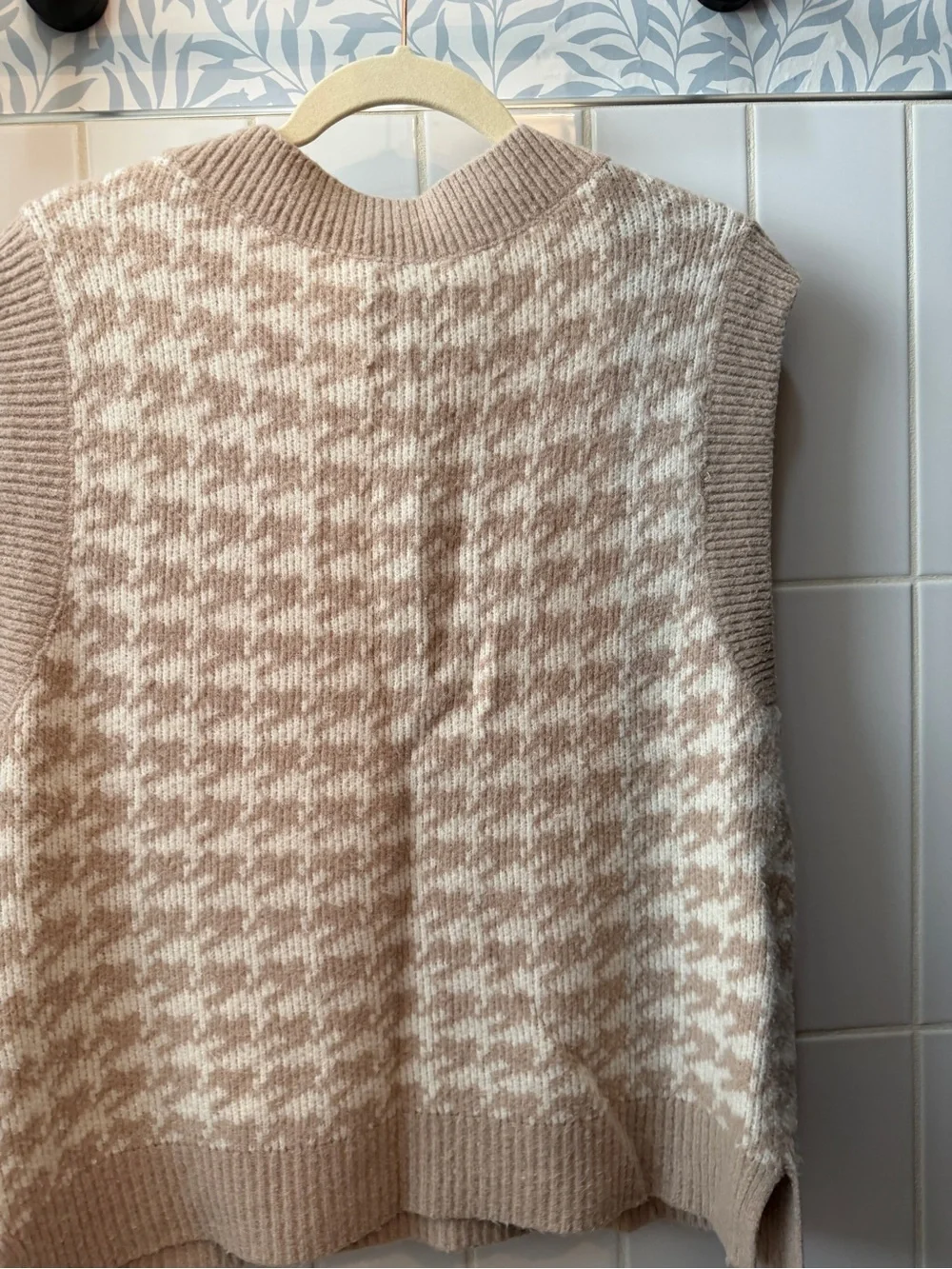 Abercrombie & Fitch Beige and White Houndstooth V-Neck Knit Vest